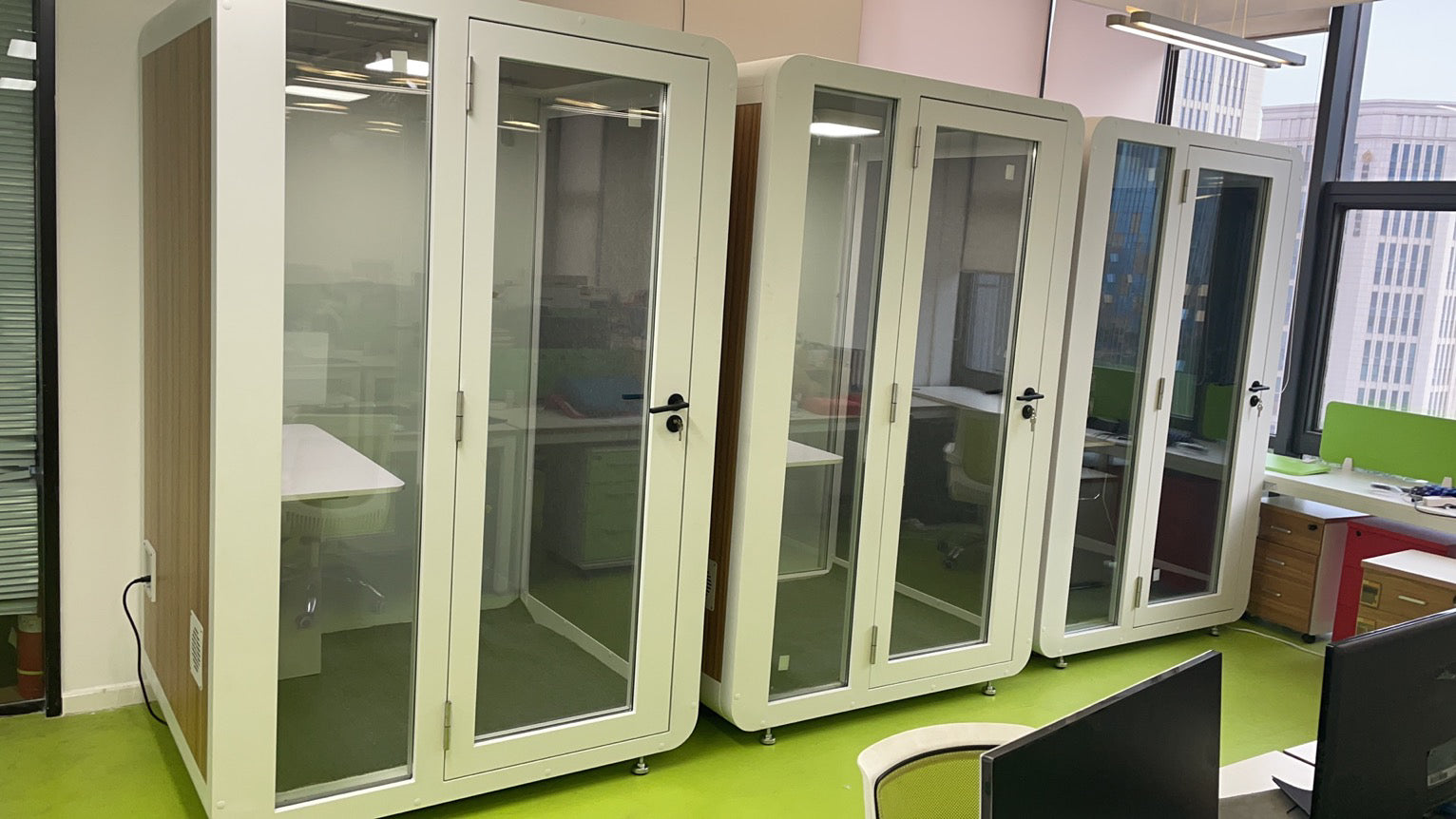 Homelements 1 Person 1.4x1.2x2.3m White & Black Wood Grain Model Mobile Soundproof Room Home Live Broadcast Room Singing Cabin Recording Studio Indoor Telephone Booth Piano Sleeping Soundproof Silent Cabin